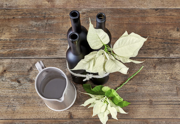 Un centro de Navidad con botellas y ponsettias 10 Un centro de Navidad con botellas y ponsettias