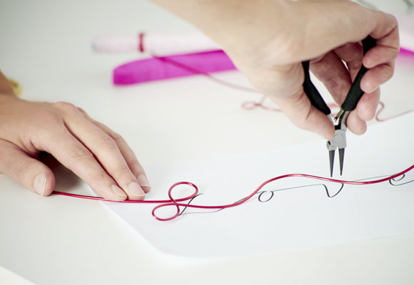 Un colgador fabricado con una rama 10 Un colgador fabricado con una rama