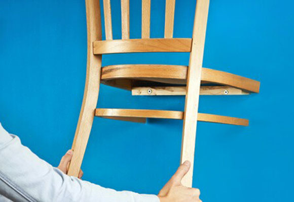 Convierte tus viejas sillas en un perchero