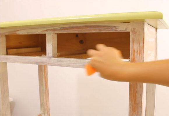 Envejecer un mueble de madera con el efecto Chalk Paint