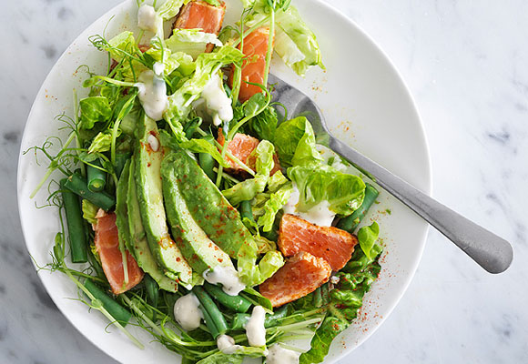 Ensalada con salmón picante y aguacate