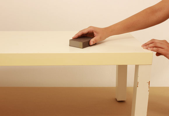 Convierte una mesa en una pizarra para los peques