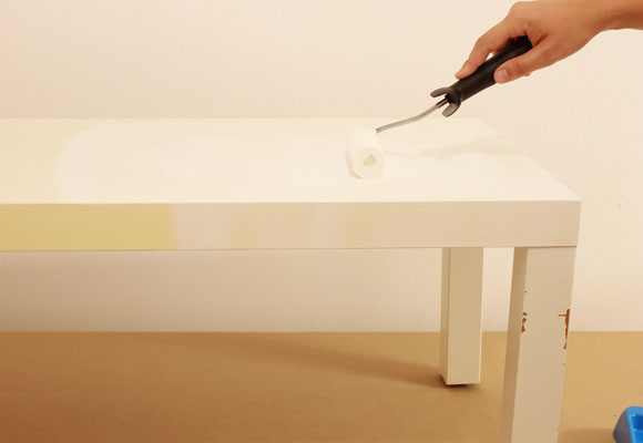 Convierte una mesa en una pizarra para los peques