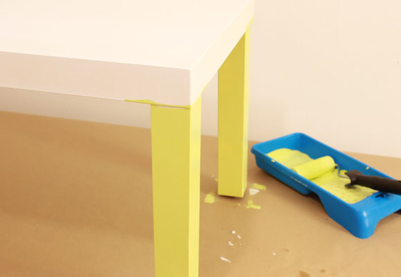 Convierte una mesa en una pizarra para los peques