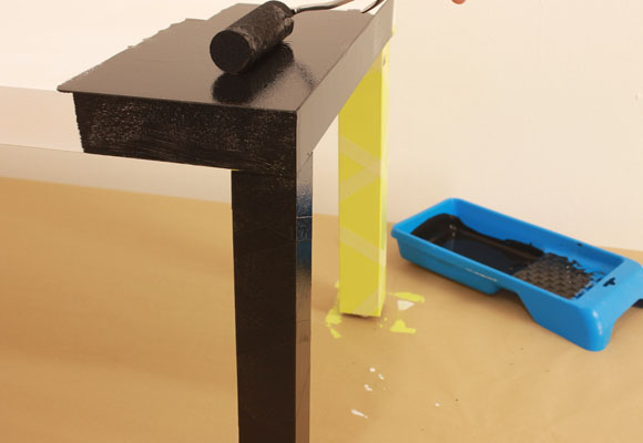 Convierte una mesa en una pizarra para los peques