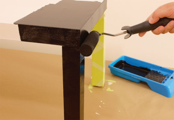 Convierte una mesa en una pizarra para los peques
