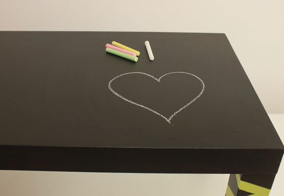 Convierte una mesa en una pizarra para los peques