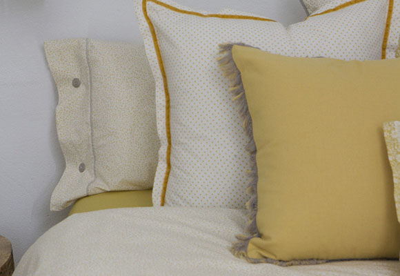 Amarillo mostaza en un dormitorio de primavera