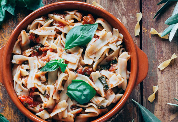 Pasta all’arrabbiata con espinacas y dátiles 6 Pasta all’arrabbiata con espinacas y dátiles